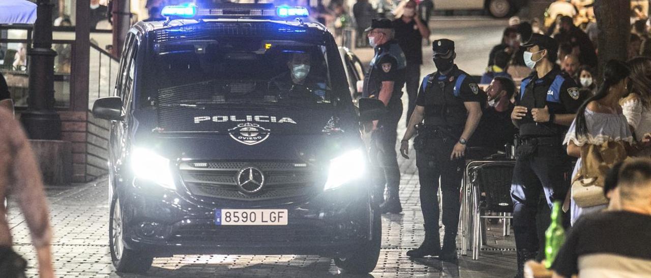 Policía patrullando por Oviedo.