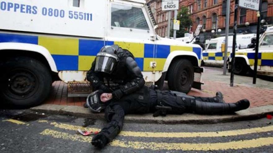 Más de 50 policías heridos por disturbios en Belfast