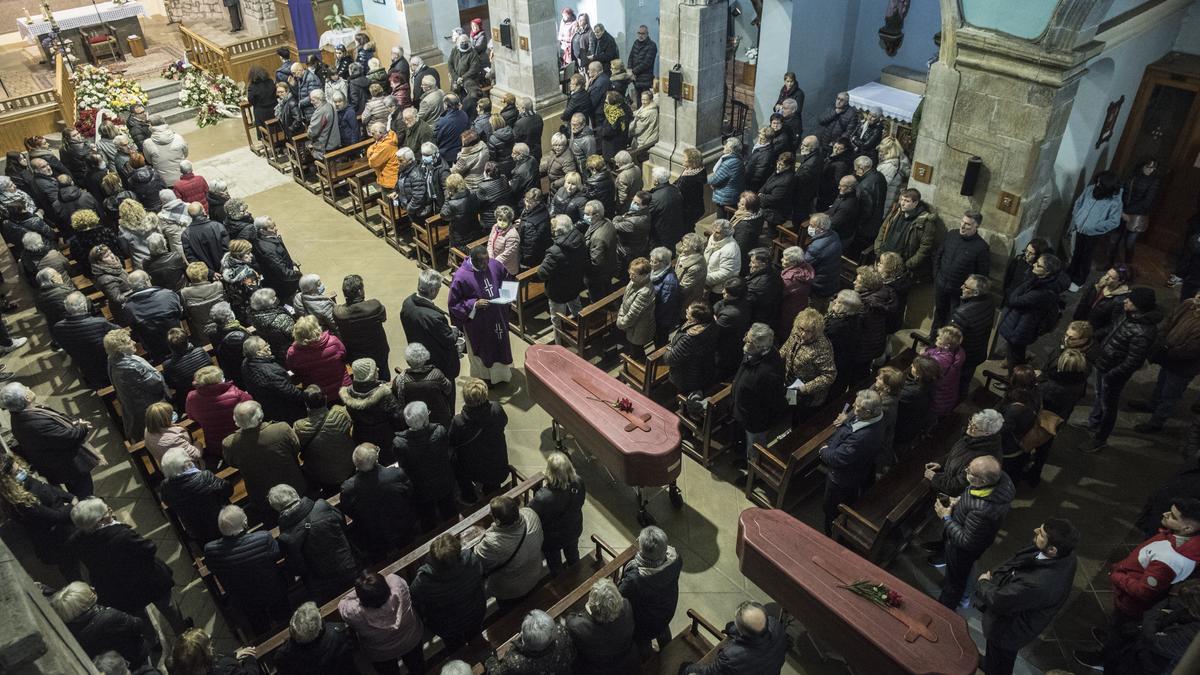 Funeral de Domènec Seubas i Josefina Moyano a l'església de Navarcles