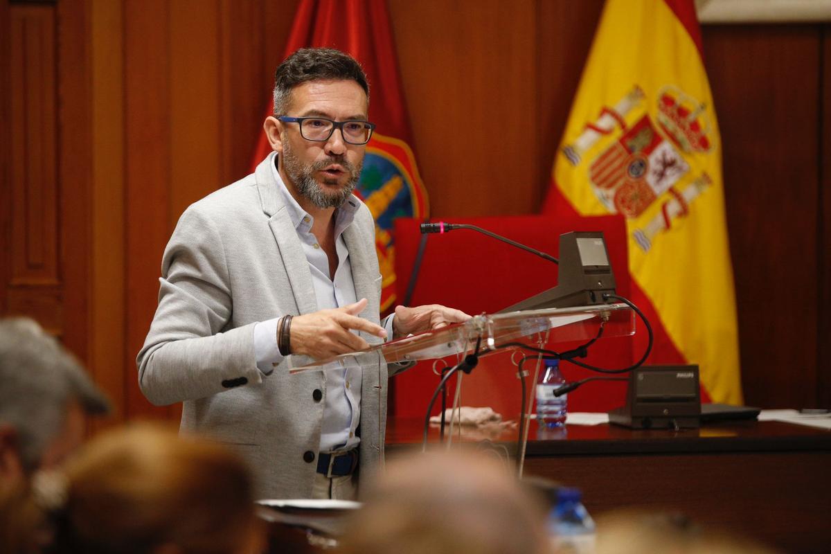 El portavoz del PSOE, José Antonio Romero, durante su intervención en el pleno.