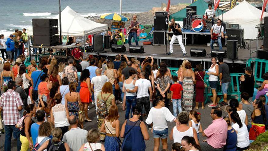 Un momento del concierto de Los Salvapantallas en El Altillo de Moya.