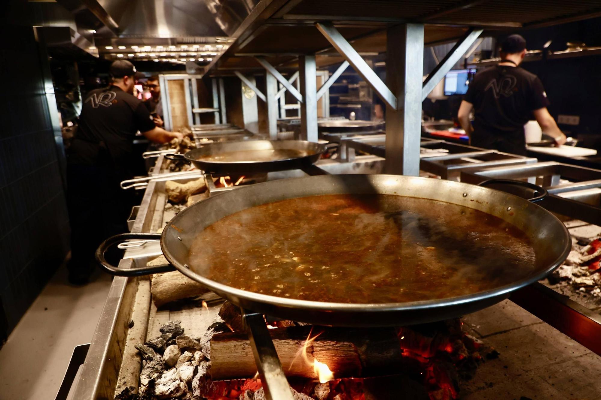 El paellero a leña del Roig Arena
