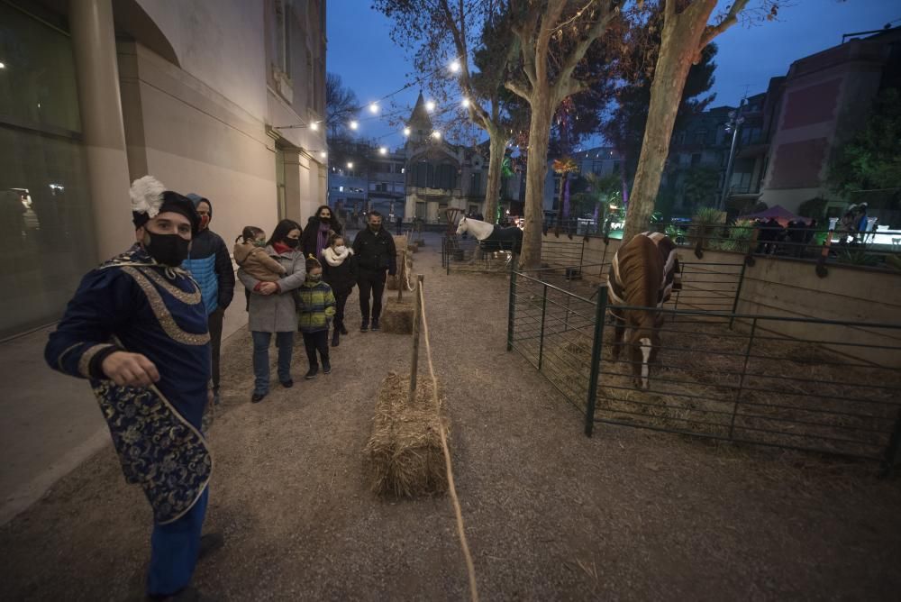 Famílies desfilen il·lusionades pel Parc de Reis de Manresa