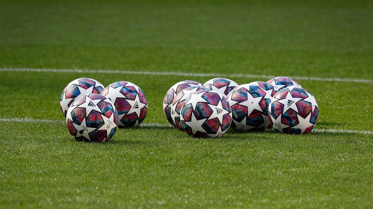 Balones de la Champions League sobre un terreno de juego