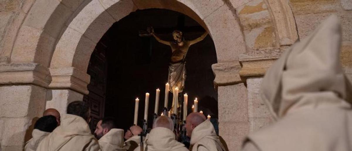 Salida del crucificado el Viernes de Dolores desde el templo donde recibe culto