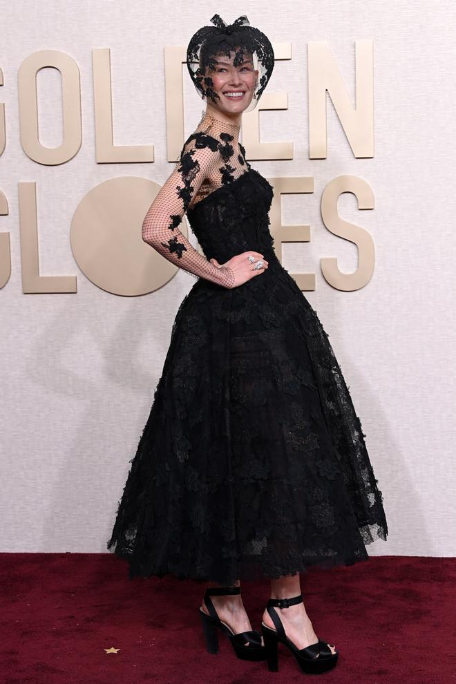 Rosamund Pike en los Globos de Oro 2024 con look de la colección Alta Costura de Dior 2019