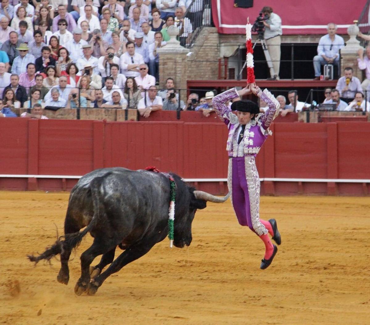 Adalid, poniendo un par de banderillas. | CEDIDA