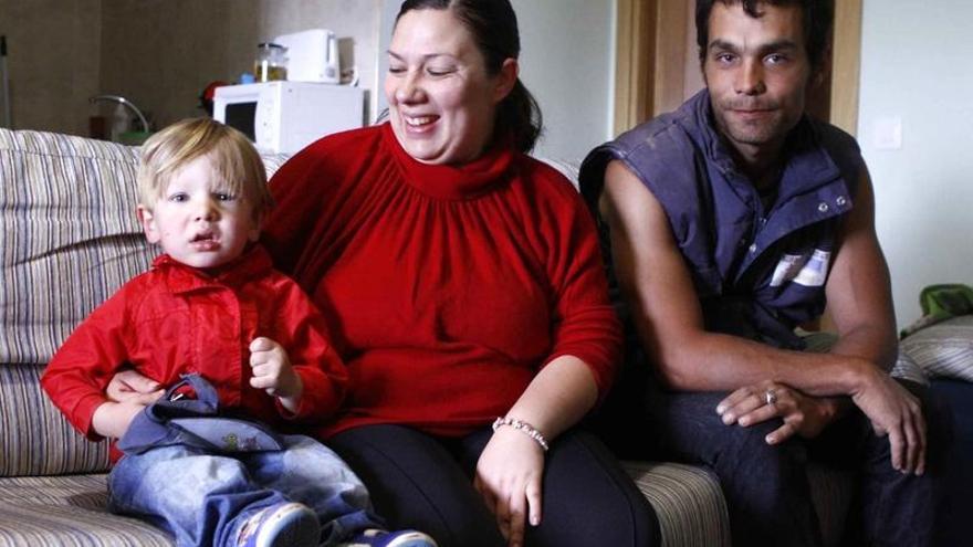 El pequeño Sergio, Elisabet Alipio y Manuel Utrera en su nueva residencia de Moraleja de Sayago.