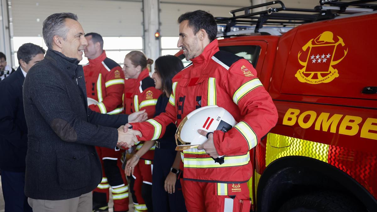 El consejero de Medio Ambiente, Agricultura e Interior, Carlos Novillo, presenta los nuevos uniformes de los Bomberos.