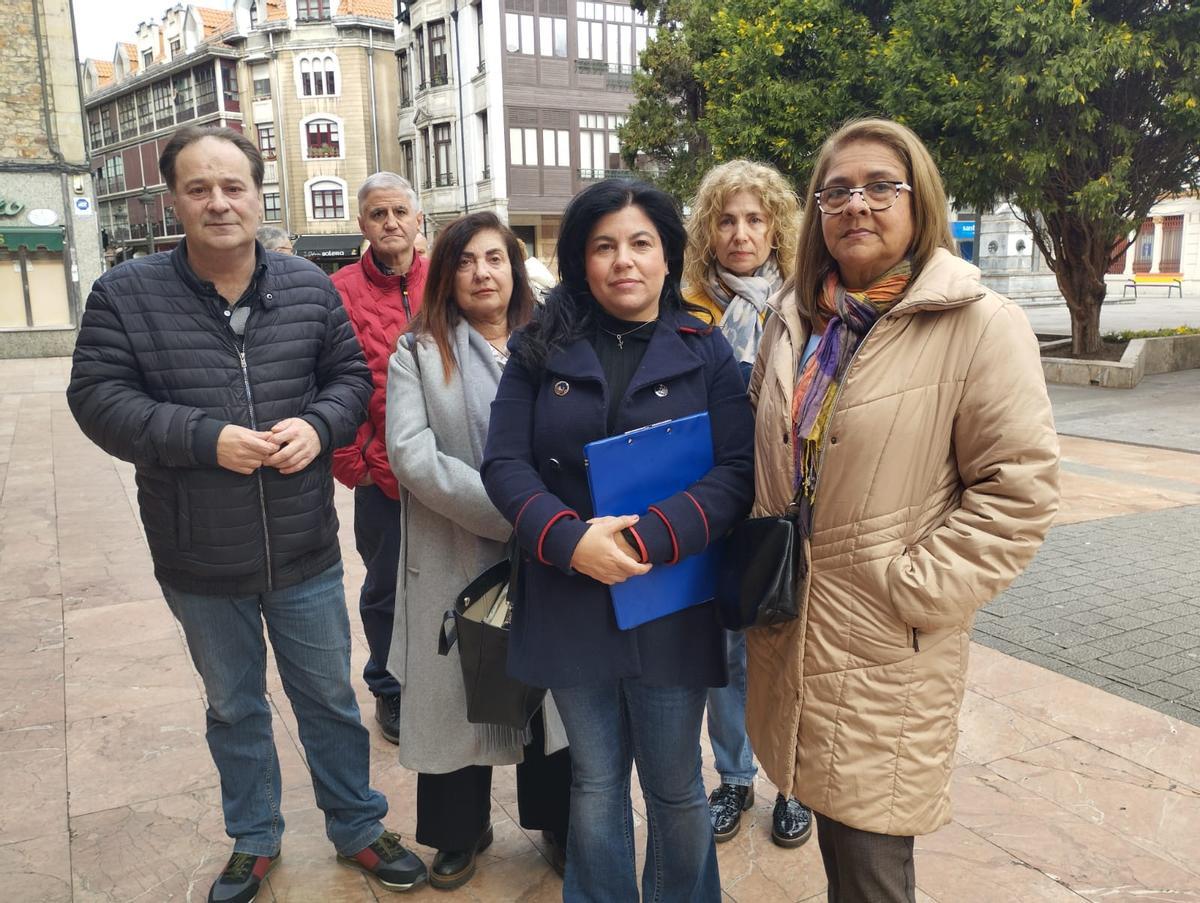 En primer término, por la derecha, Caridad Rivera y Zaida Ríos, junto a otros vecinos.