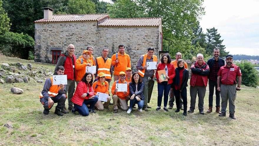 La conselleira con el primer grupo de guías de la asociación Bata. // FDV