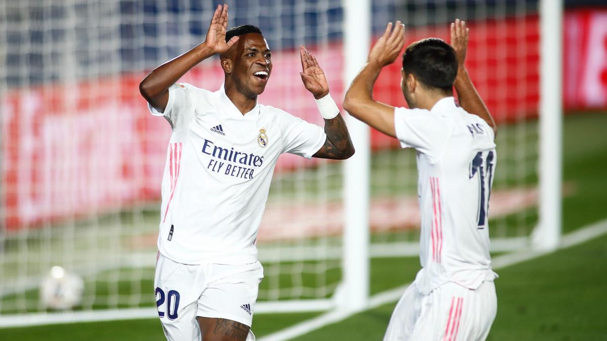 Vinicius celebra un tanto con Asensio.