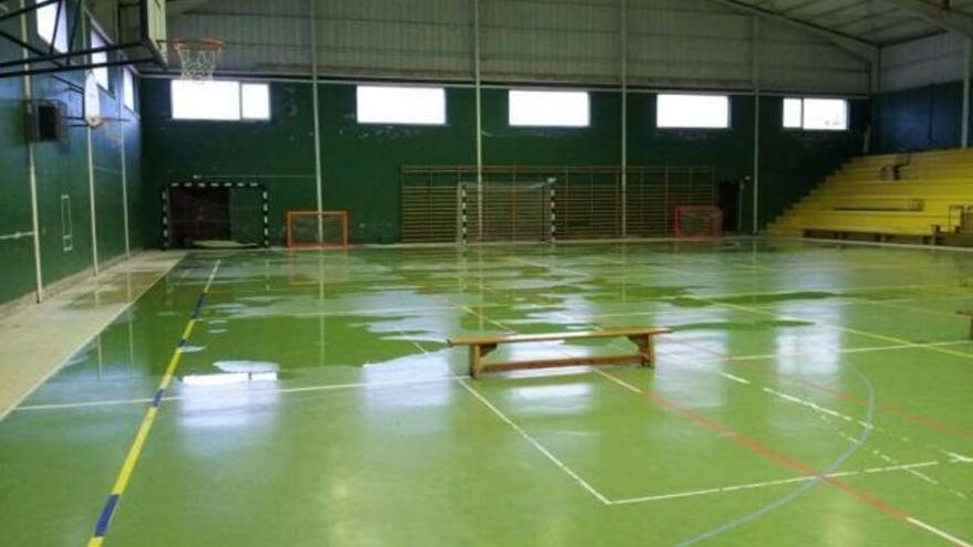 La pista polideportiva con filtraciones de agua en una imagend e archivo. Fdv