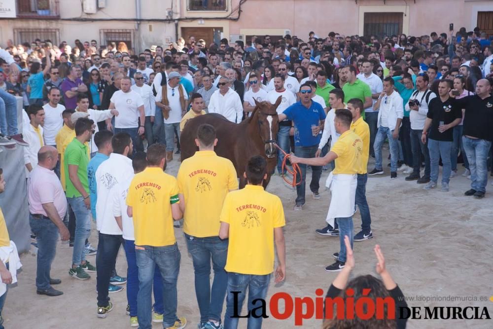 Día uno de mayo, entrada de caballos al Hoyo