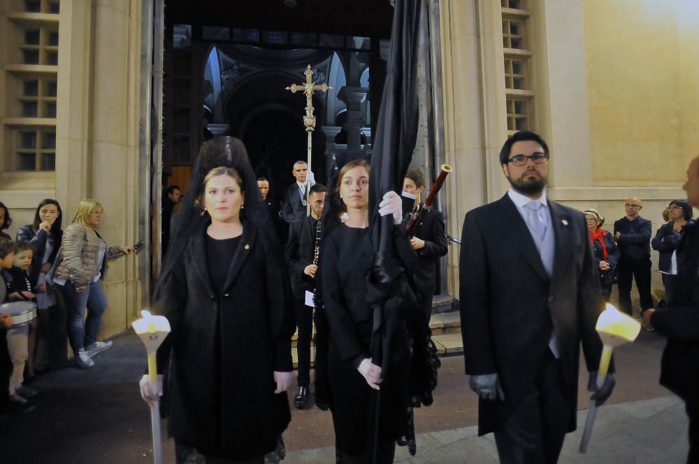 Elche se echa a la calle para acompañar a la Mare de Déu de les Bombes