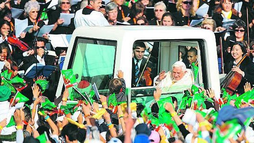 El Papa saluda a los fieles a su llegada a la plaza del Comercio de Lisboa.