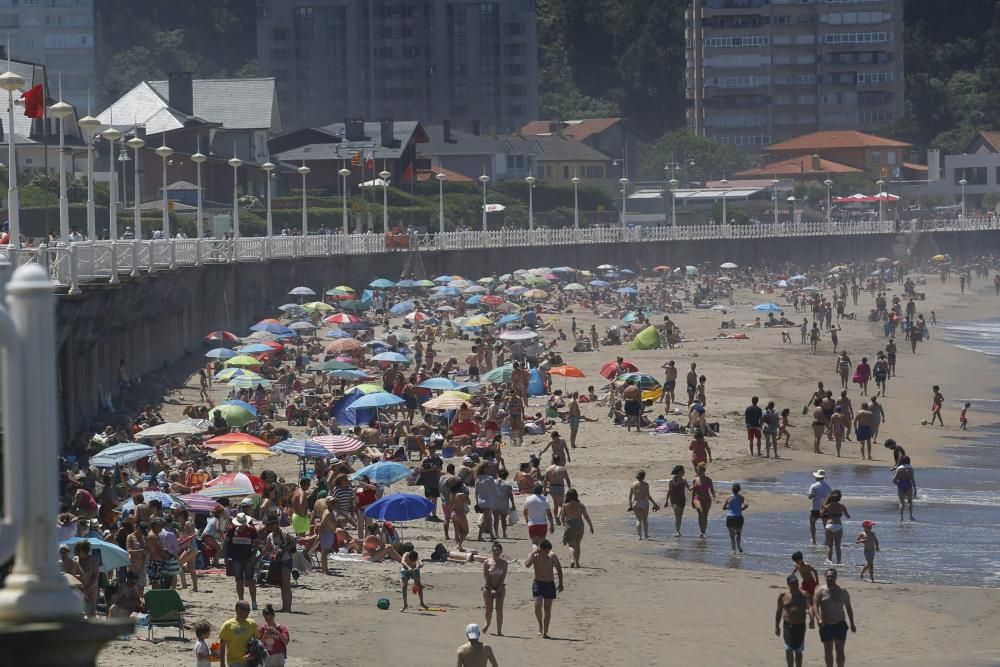 Jornada multitudinaria en las playas asturianas