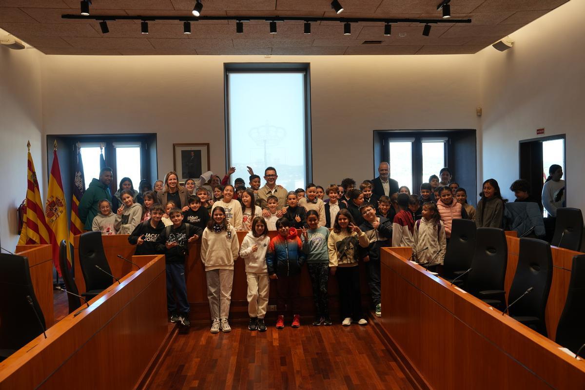 Alumnos de Ibiza llevan al pleno del Ayuntamiento sus propuestas para mejorar la ciudad