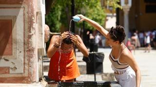 ¿Picante y bebidas calientes para 'refrescarse'? Así es el menú para la ola de calor más sofocante del año