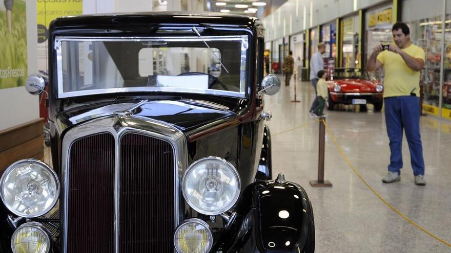 Alguno de los coches clásicos que forman parte de la exposición en el centro comercial. // Bernabé/Javier Lalín