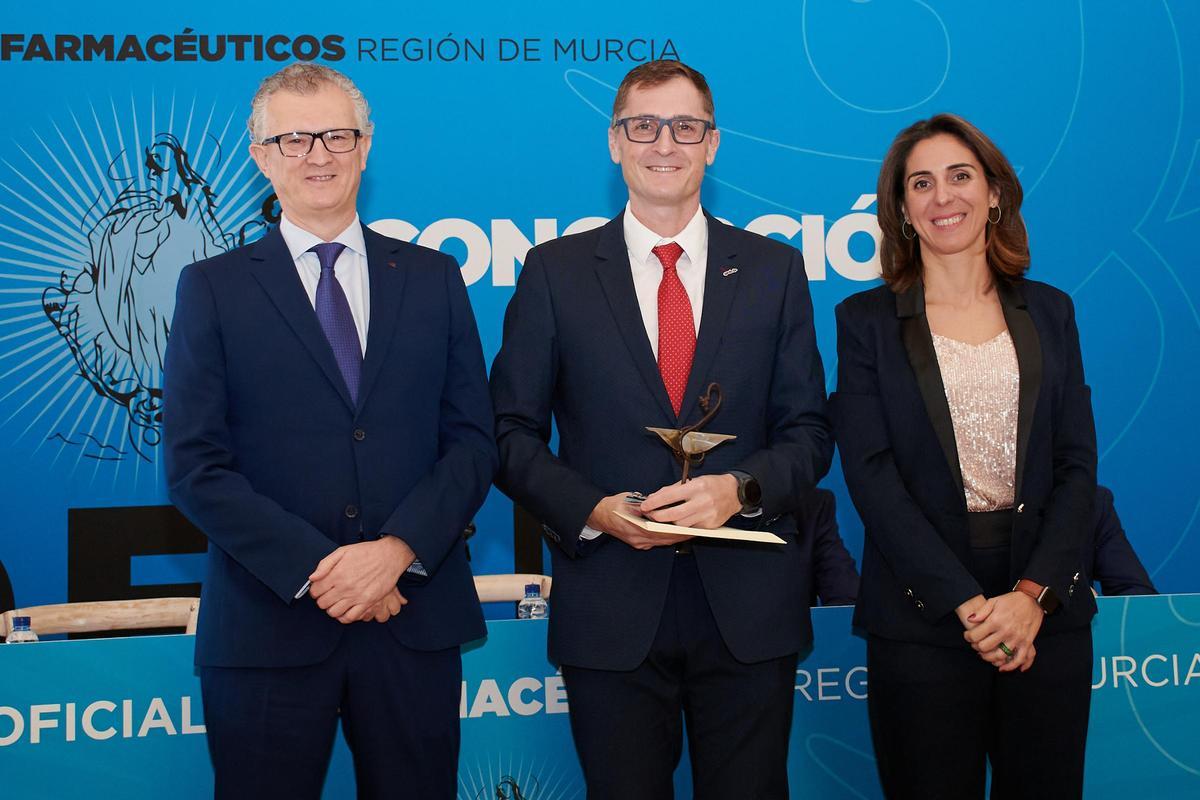 El farmacéutico Óscar Aguirre ha recibido el premio por su Iniciativa Asistencial