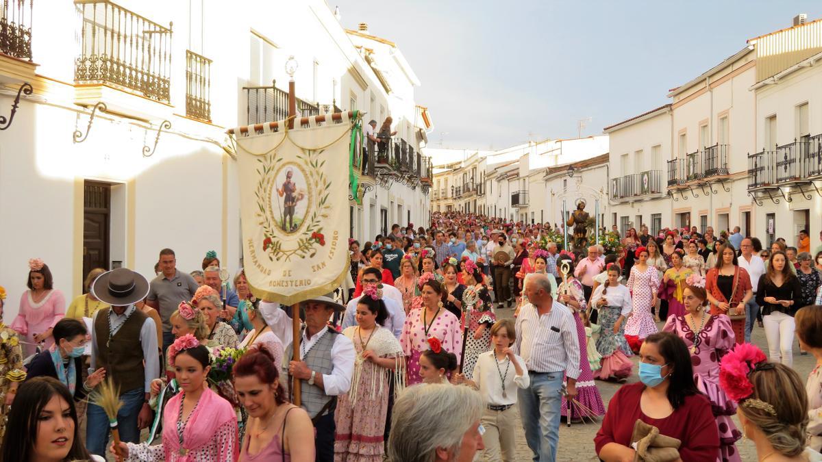 Multitudinaria procesión de San Isidro por las calles de Monesterio