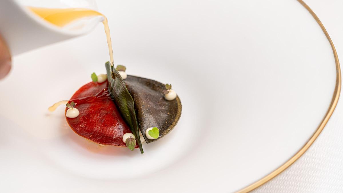 La escalivada hecha ravioli y rellenada con chuleta de cerdo ibérico de Cocina Hermanos Torres.