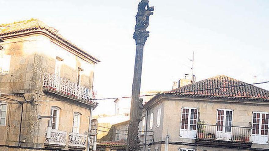 El cruceiro está ubicado hoy en día en las Cinco Calles.  // Rafa Vázquez