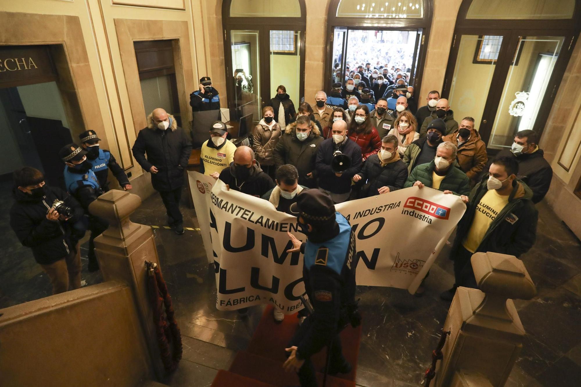 Protesta de los trabajadores de Alu Ibérica en el ayuntamiento de Avilés