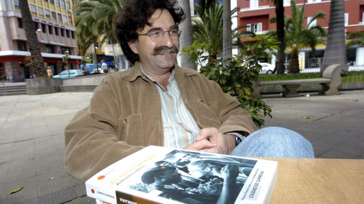 El escritor Antonio Lozano, en el parque San Telmo de la capital. |