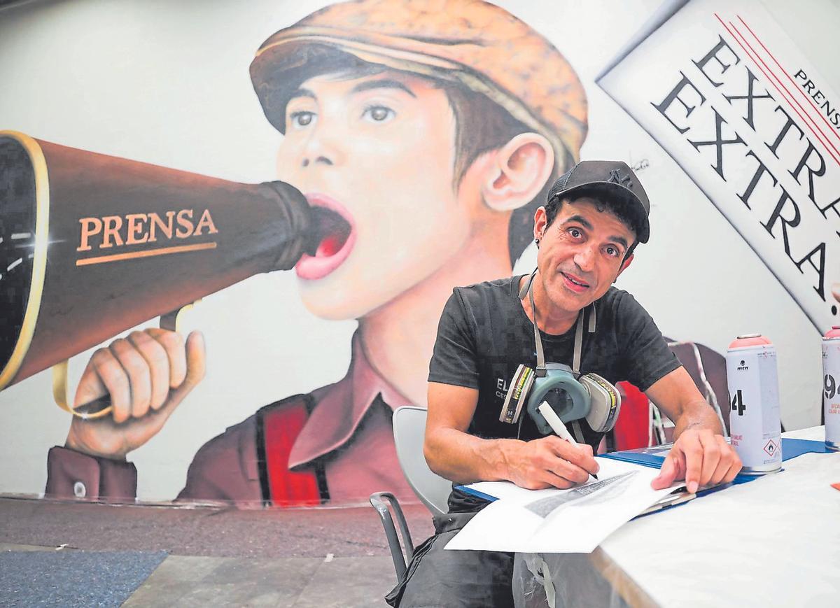 César Frey, autor de este artículo, ante un mural que pintó en la Biblioteca de Asturias