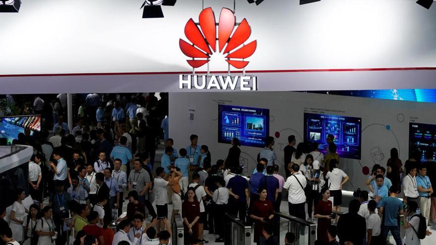 El logo de Huawei en el MWC de Shanghái (China).