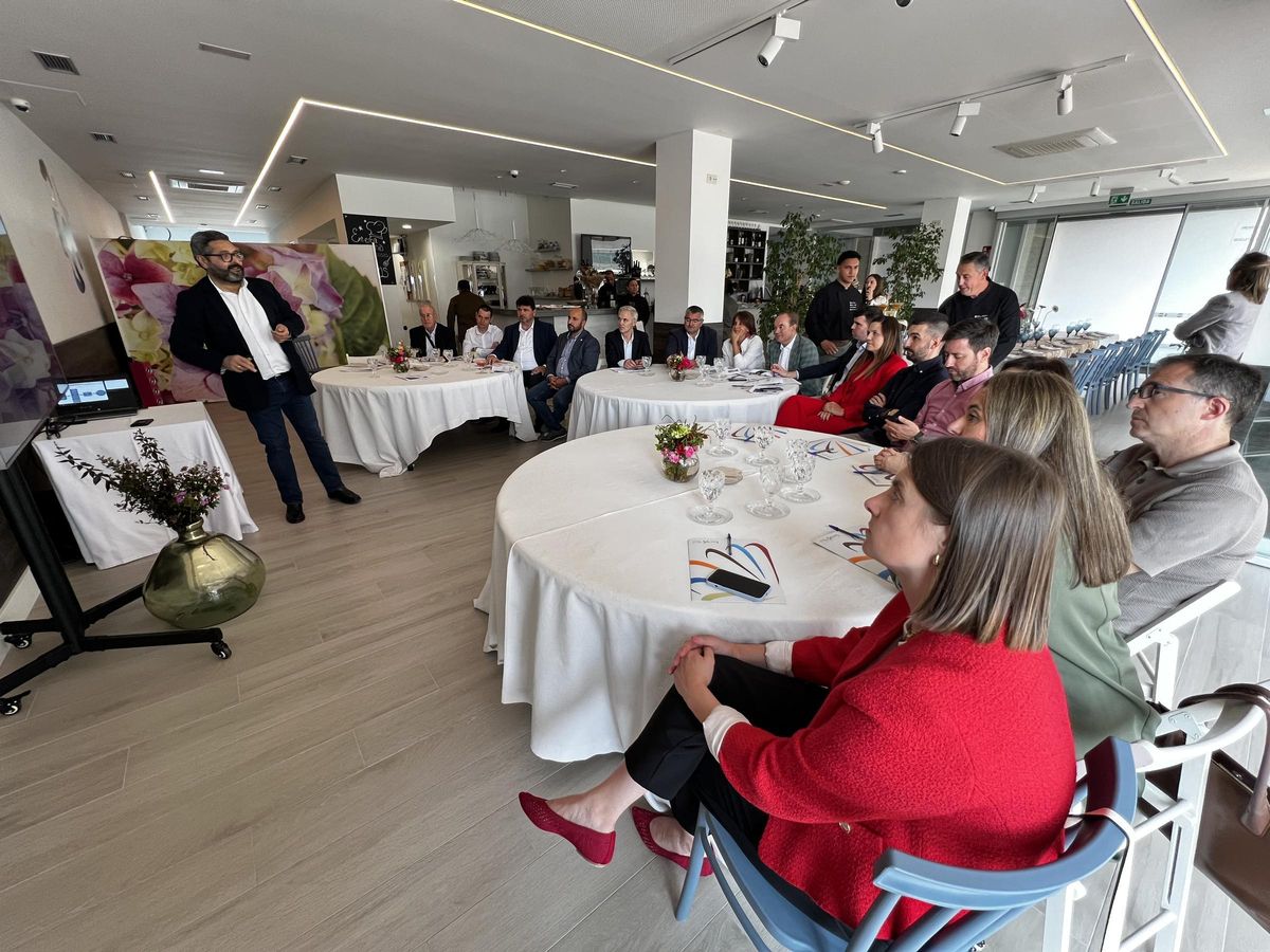 La delegación, en otro momento de su visita.