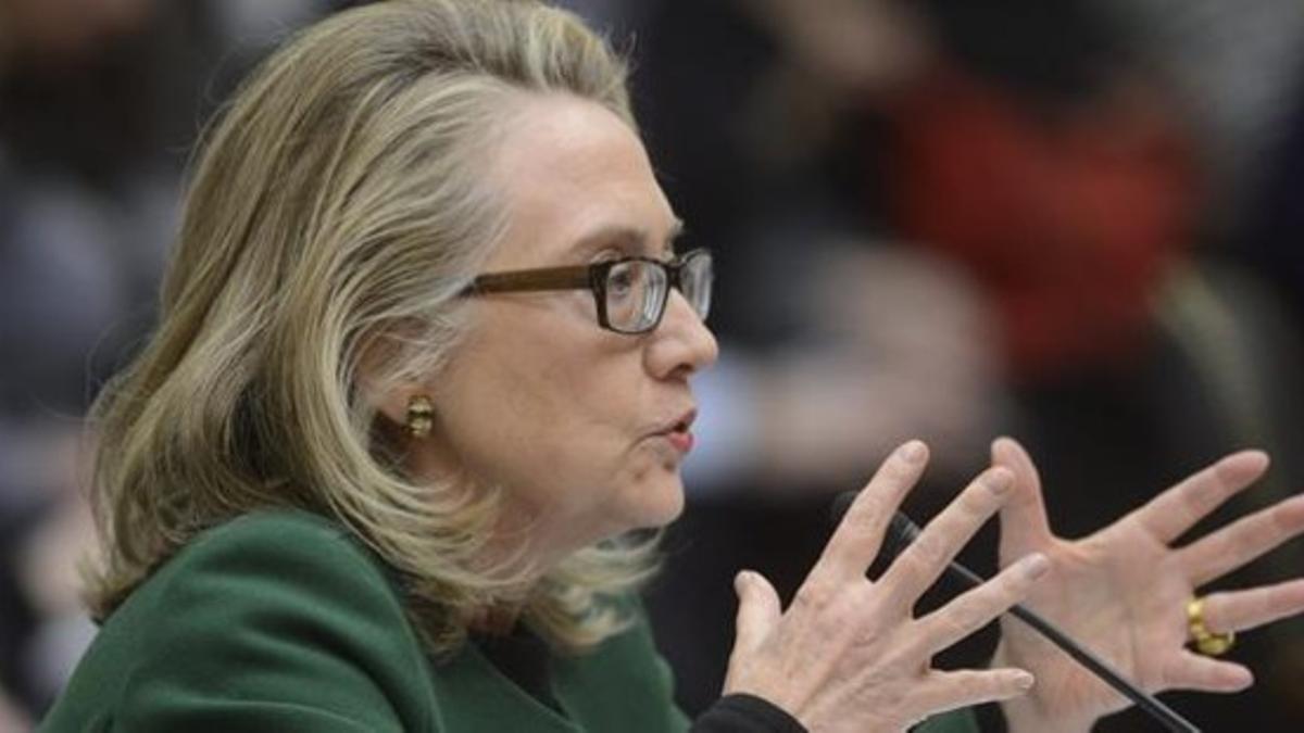 La secretaria de Estado de EEUU, Hillary Clinton, habla en el Senado sobre la respuesta al ataque del 11 de septiembre contra el consulado de Bengasi, este miércoles.