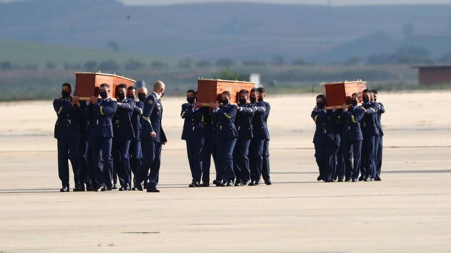 Els cossos dels periodistes assassinats a Burkina Faso són rebuts a Madrid amb tots els honors