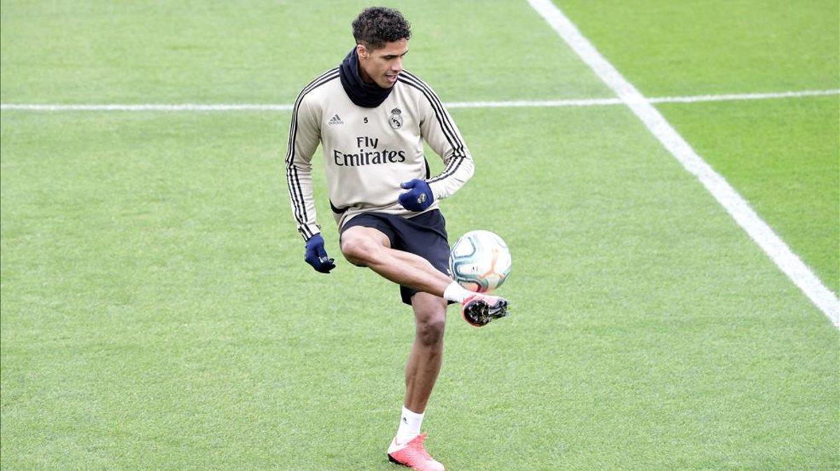 Varane está feliz en el Madrid, pero si el Manchester aprieta...