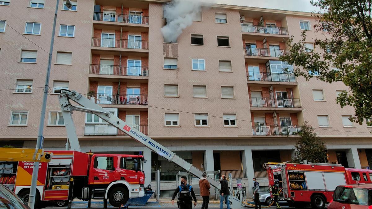 Los bomberos acuden a extinguir un incendio en una vivienda de Segovia.