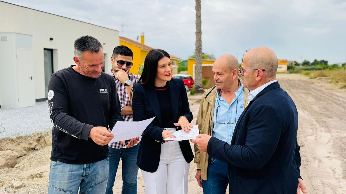 La edil de Urbanismo junto a parte de los propietarios de la zona.