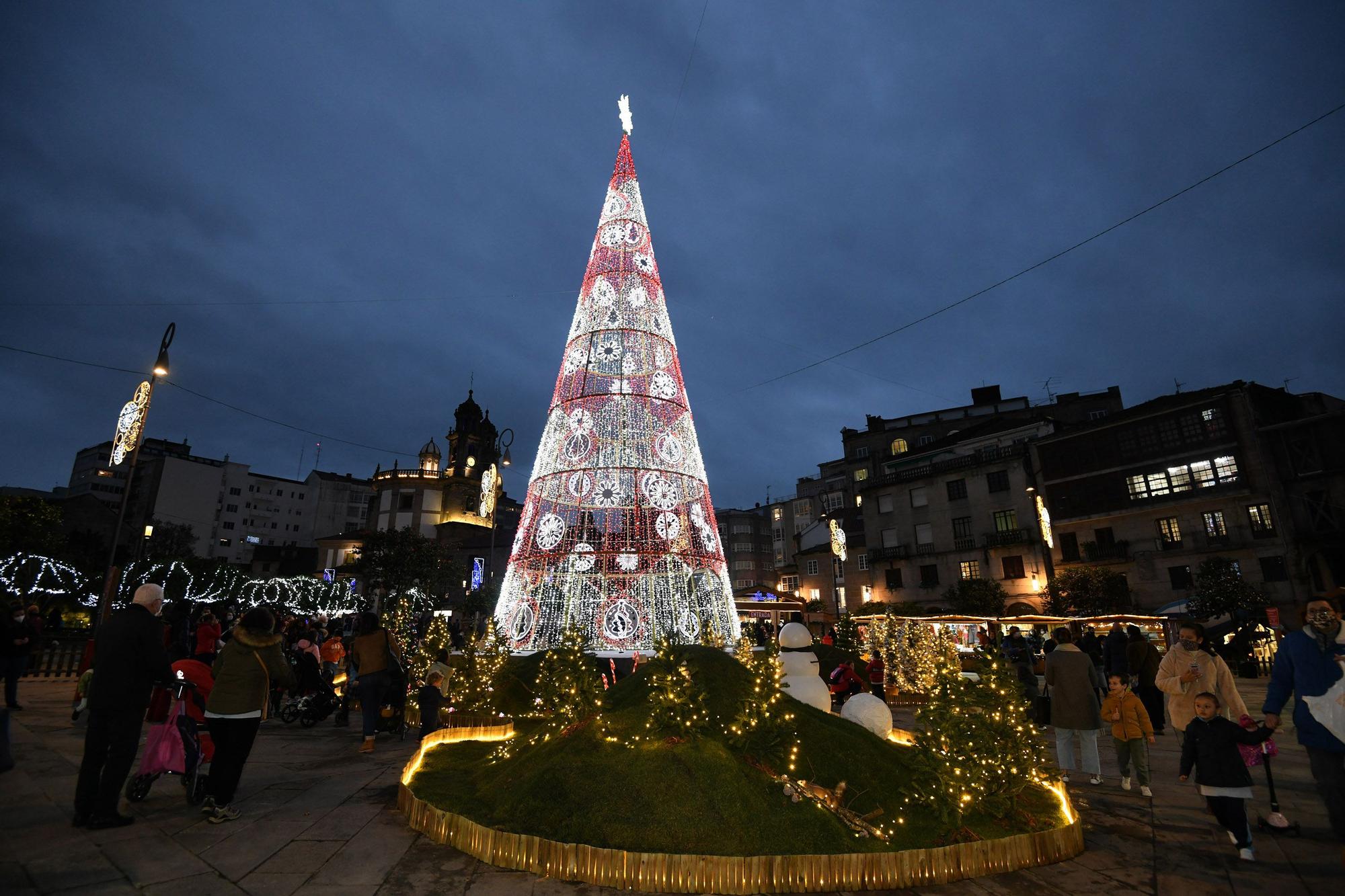 El poblado navideño llena de luz y color A Ferrería