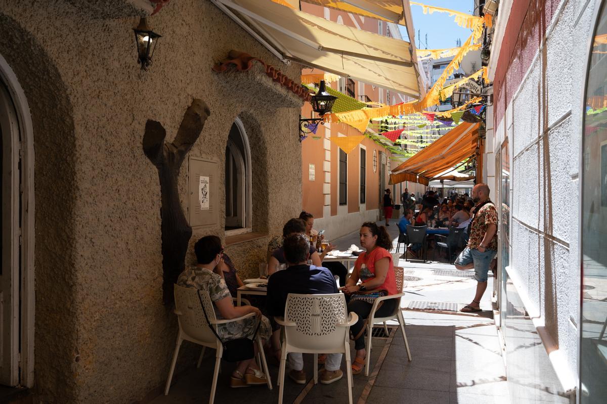 Terrazas durante la Feria de San Juan en las calles del Casco Antiguo.