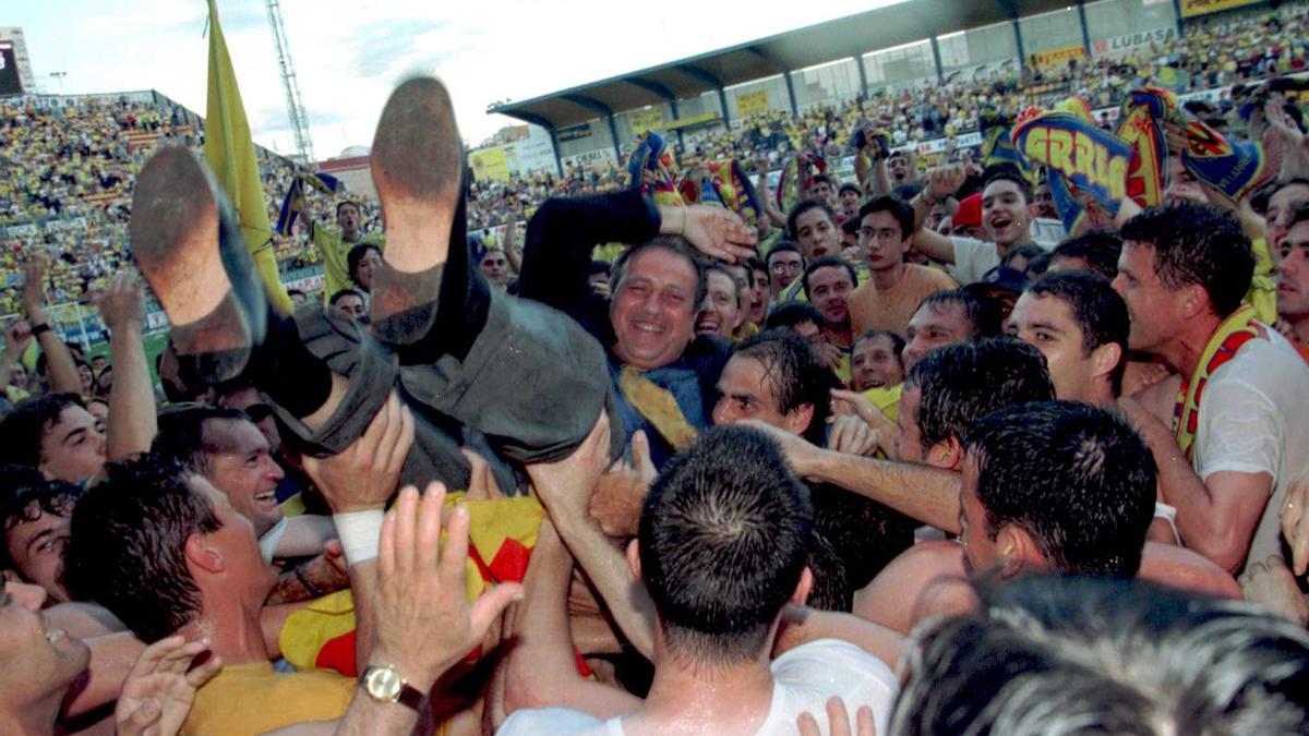 Fernando Roig manteado por los jugadores el día del ascenso