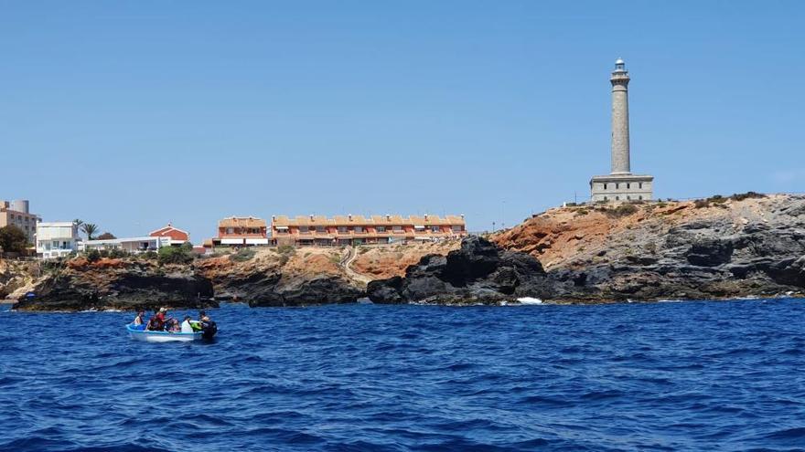 Extranjeros en una patera junto al Faro de Cabo de Palos, este jueves.