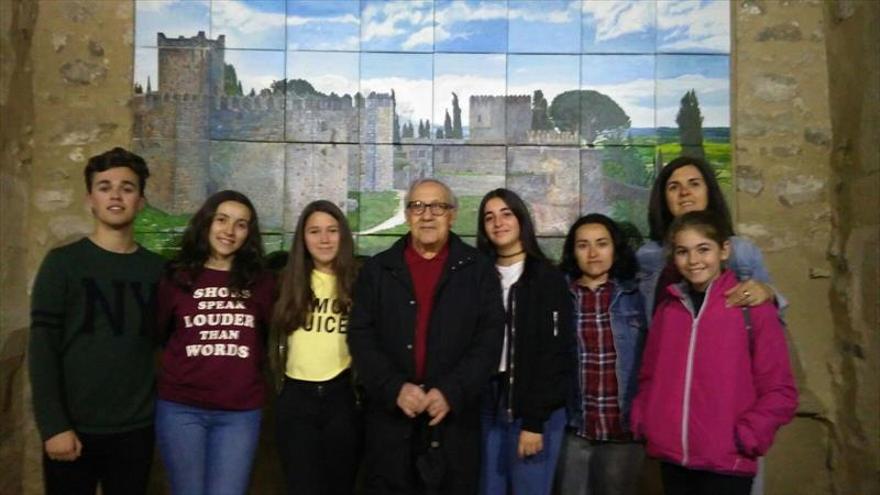 Un mural al óleo del castillo servirá para decorar el teatro