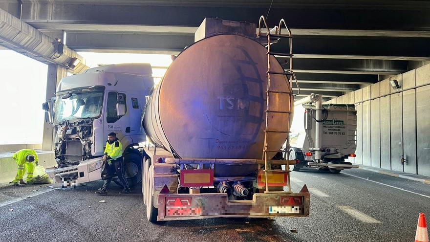 Trasladan al hospital a dos camioneros tras colisionar en el túnel de Alcantarilla