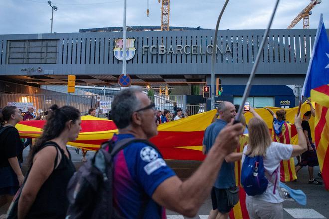 Manifestación previa al partido del Barça organizada por ANC y Òmnium desde los Jardines de Josep Munté hasta el estadio.