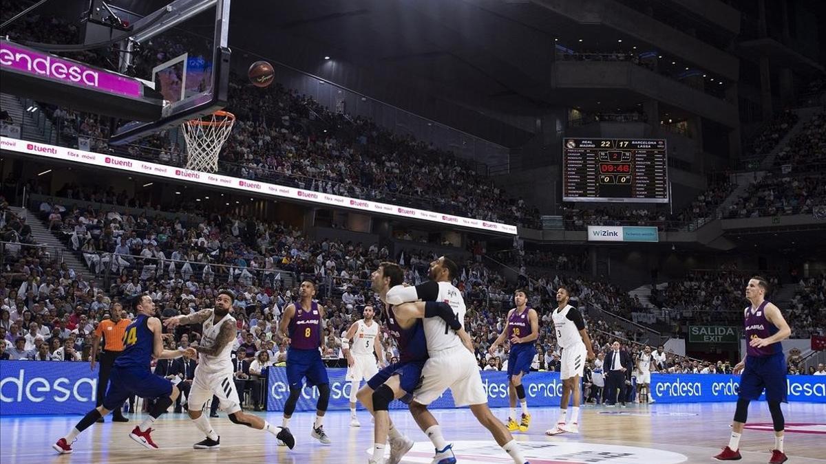 El azulgrana Kyle Kuric y el madridista Taylor en una accion del primer partido.