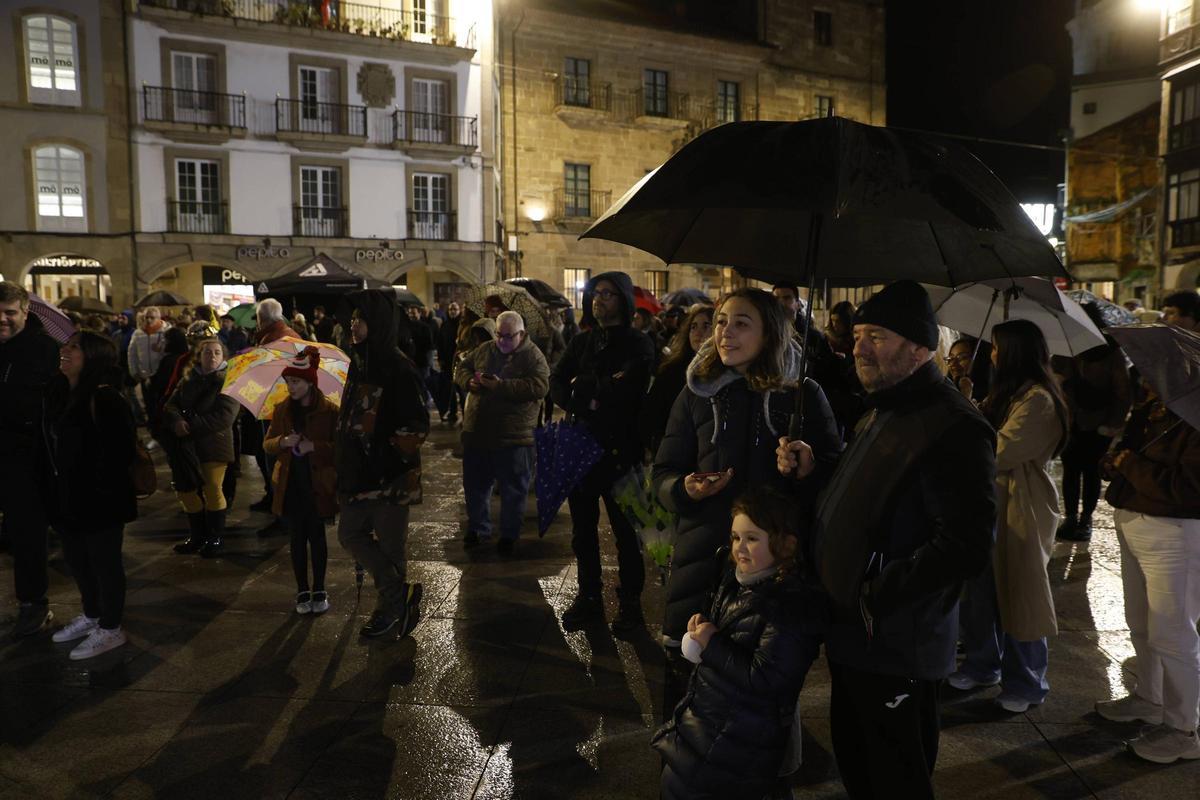 EN IMÁGENES: el entierro y quema de la sardina pone fin al multitudinario Antroxu de Avilés