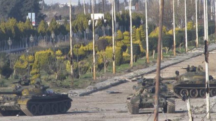 Tanques del ejército sirio, en mitad de la ciudad de Homs.