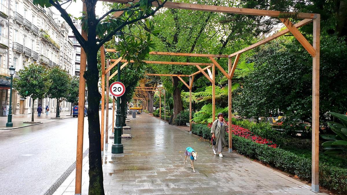 Comienza la instalación del mercado de la Navidad en Vigo 2022 en la Plaza de Compostela.