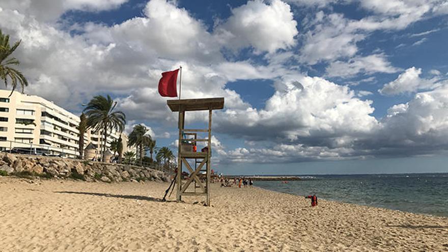 La bandera roja vuelve a ondear en las playas de Can Pere Antoni y Ciutat Jardí